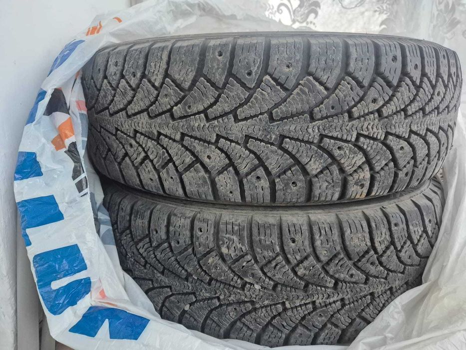 Продам 2 зимние шины