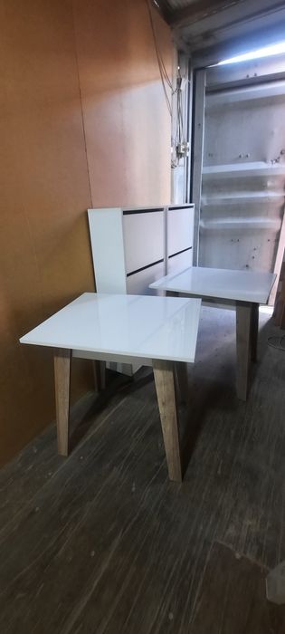 Продам столы белые