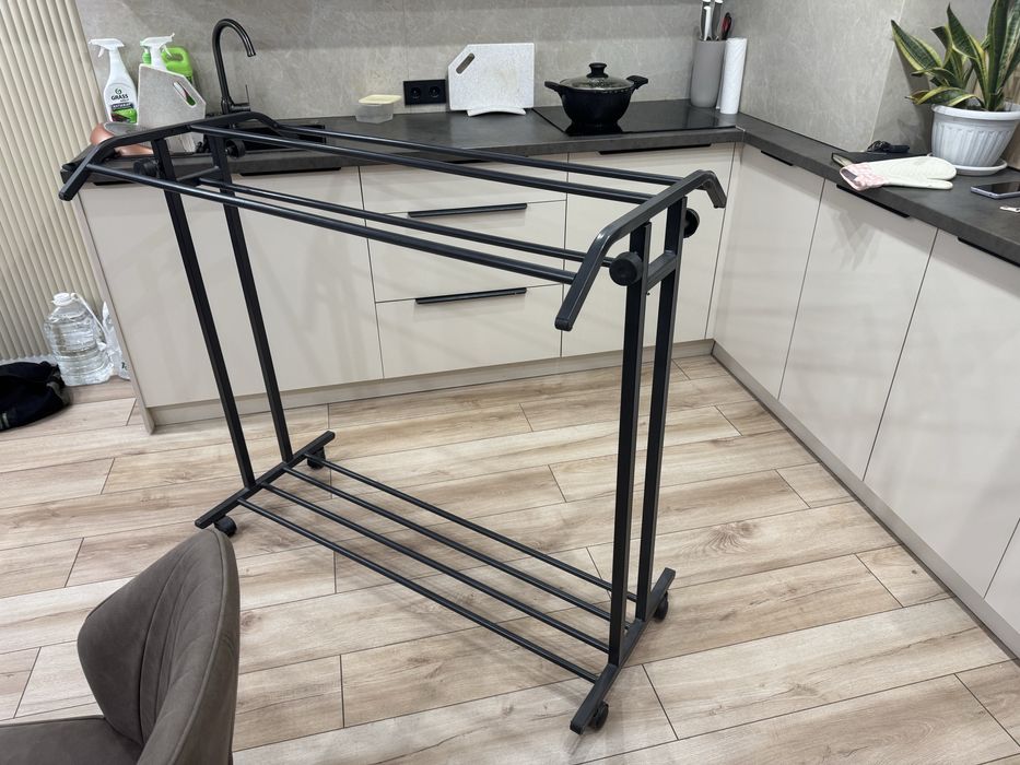 Продам вешалку железную