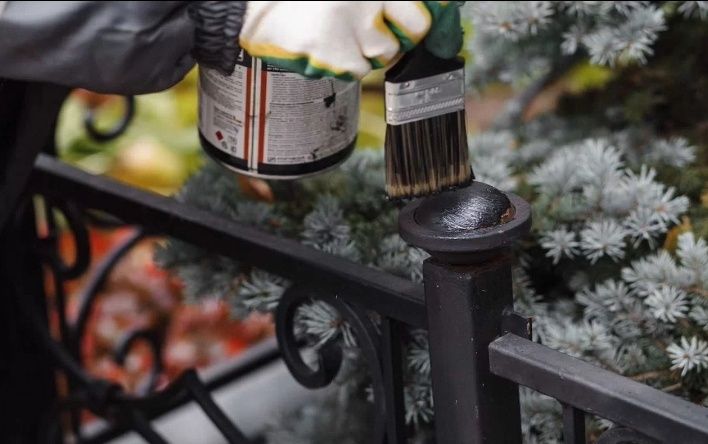 Краска и уборка могил