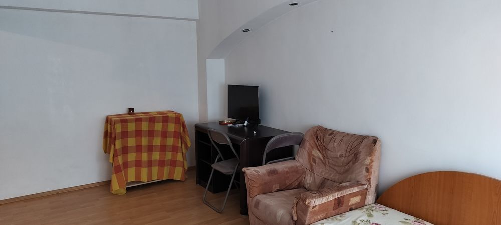 Închiriat garsoniera ultracentrala-vedere spre intersecția principala