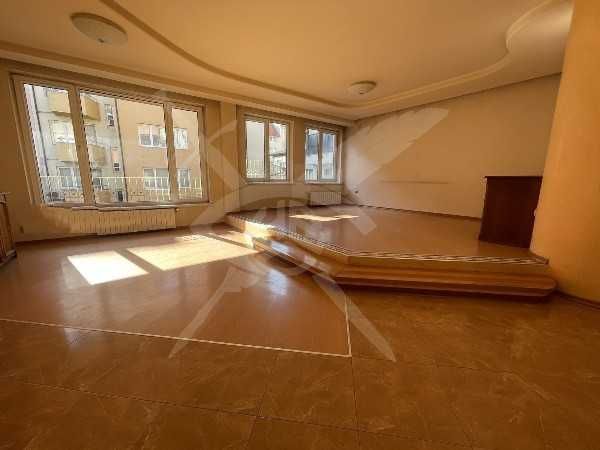 Дава се под наем Къща в Пловдив, Център - 582 кв.м за 2593.35 € - Снимка #1