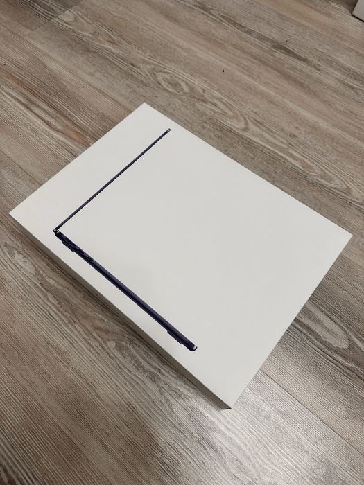 MacBook Air M2 13.6” 16GB / 256GB Midnight