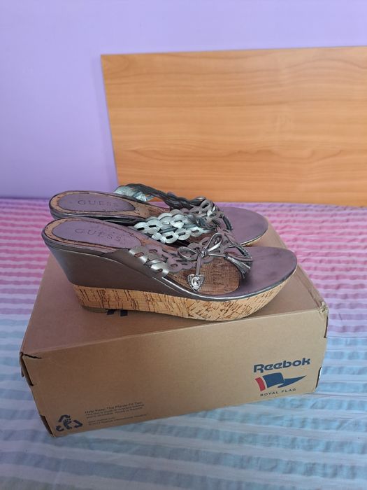 Vând Papuci cu Platforma  Guess Mărimea 38