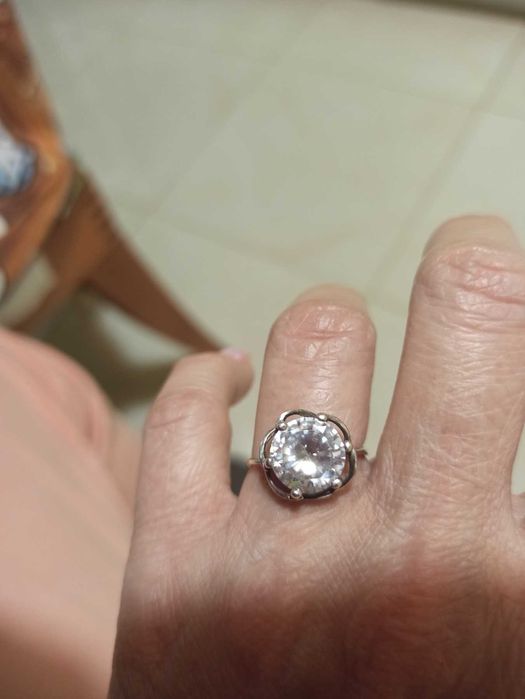 Продавам нежен сребърен пръстен с  бял циркон - размер 10 мм