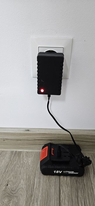 Vând Maşină de găurit cu acumulator 18V, Li-ION