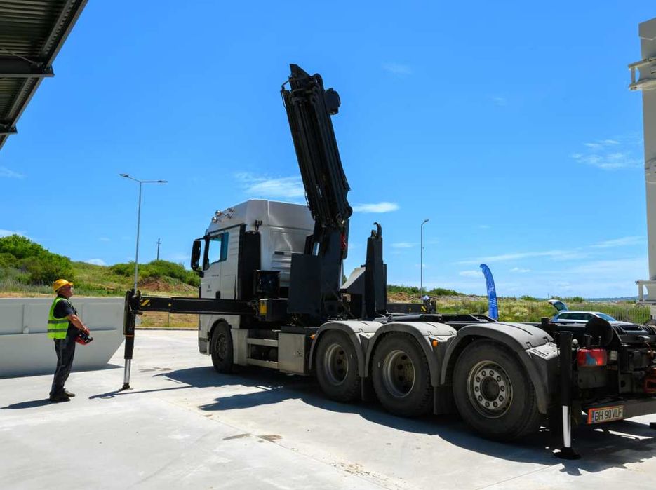 Inchiriez camion cu macara si hooklift