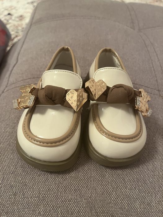 Продаю детскую ботинку для девочек