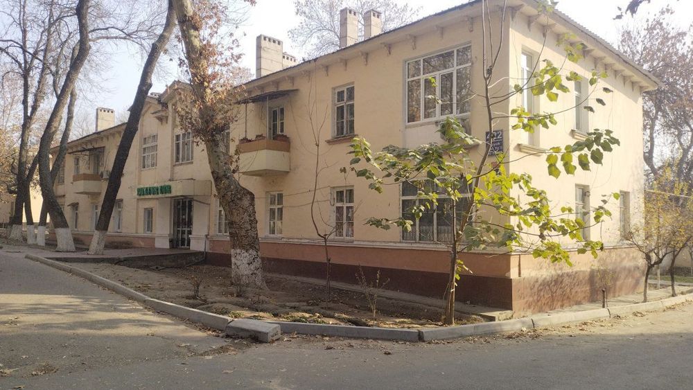 Продается под нежилое 
Ттз  улица Буюк ипак йули 
на дорогу выходит 3