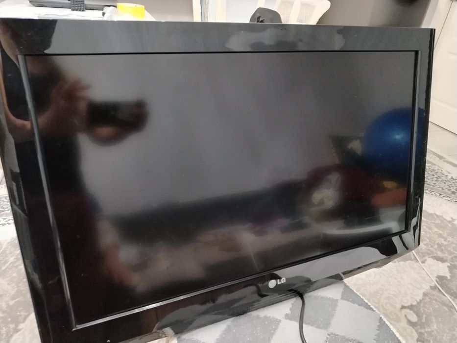 Телевизор лж срочно продам
