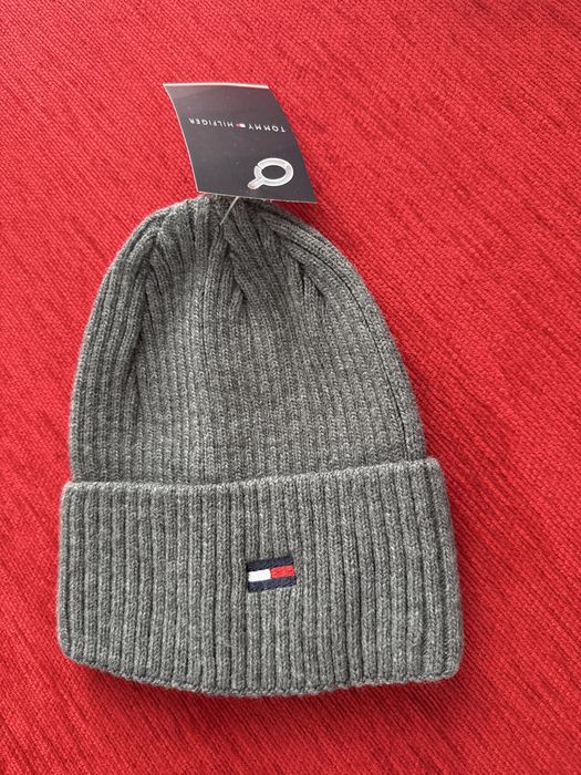 Vand caciula Tommy Hilfiger lana noua cu eticheta