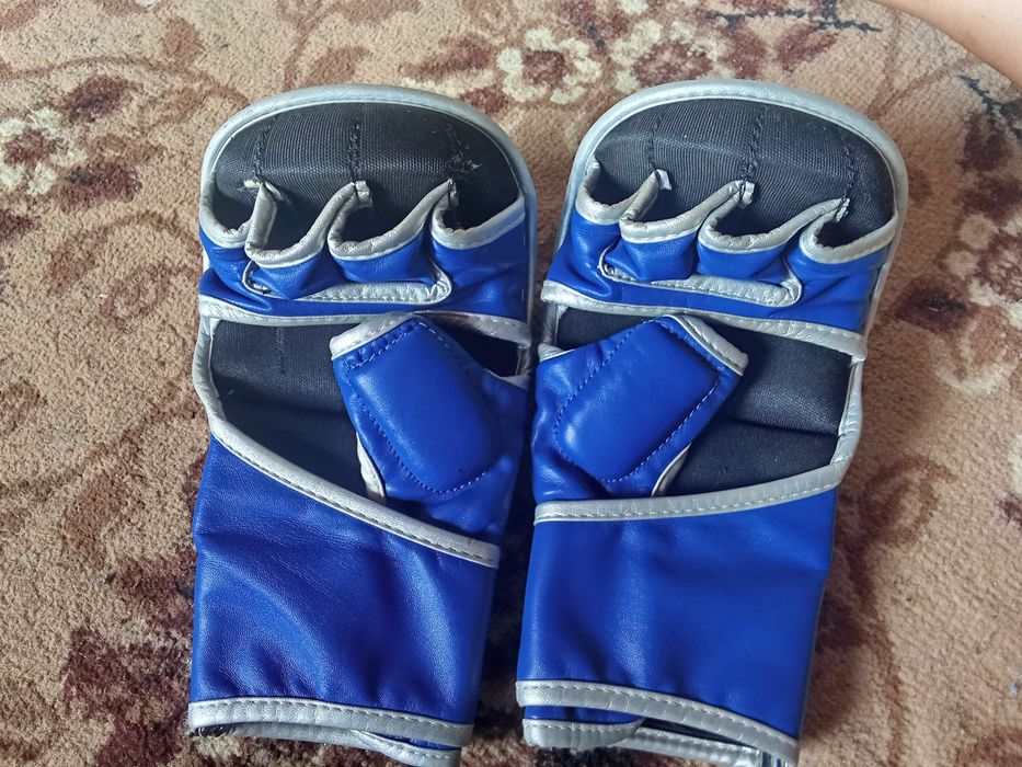 Продам перчатки clinch
