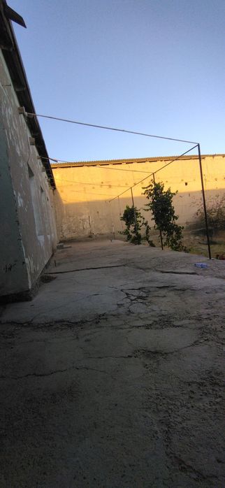 Uy tezda sotiladi biznes qilish uchun qulay joyda joylashgan