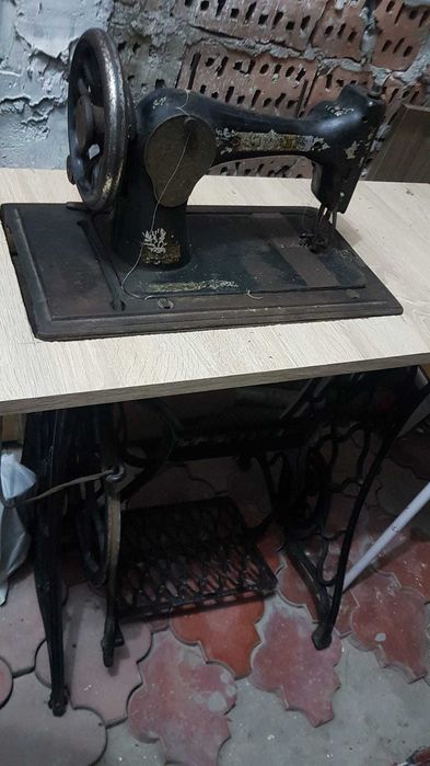 Masina de cusut SINGER foarte veche functionala
