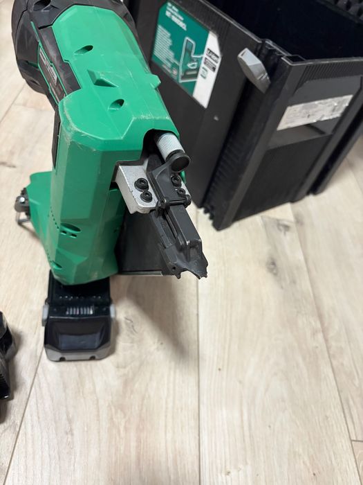 Такер HiKOKI - Hitachi акумулаторен безчетков 18 V, 5 Ah, за гвоздеи 50-90 мм, NR1890DBCL