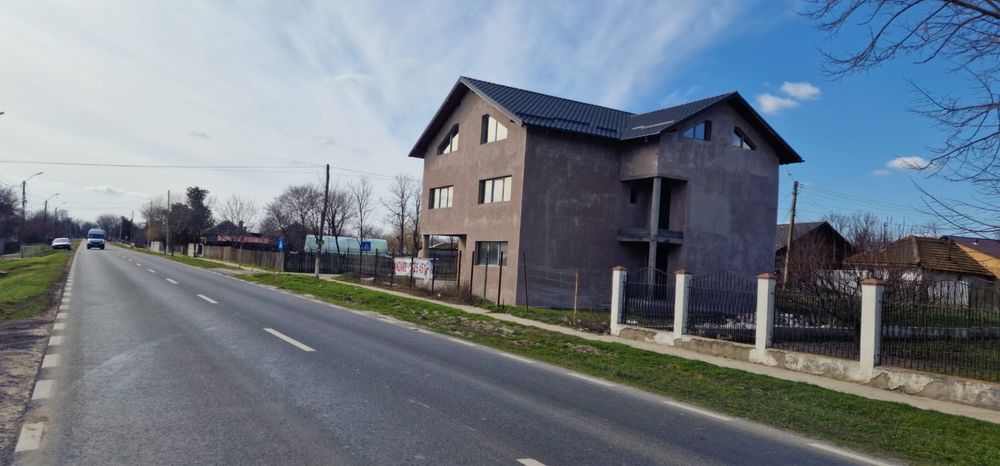 Vilă spațioasă 300 mp la șosea - vedere la brațul Borcea