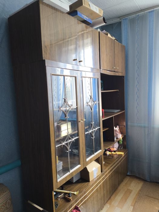 Шкаф деревянный.