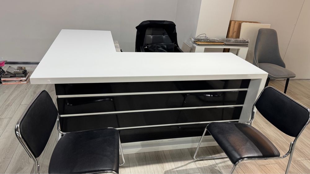 Рабочий стол с отдельным шкафчиком