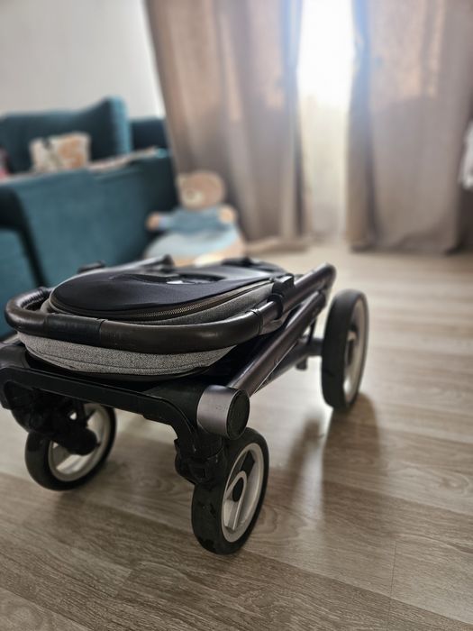 Vând carut  bebe 2 in 1