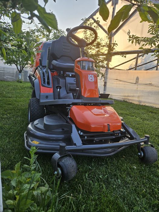 Vand/Schimb Tractoraș de tuns iarba gazon Husqvarna RC 318 T(18H de functionare)