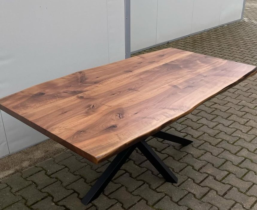 Маса от масив орех с метални крака