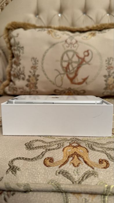 Iphone se 2020 продам айфон