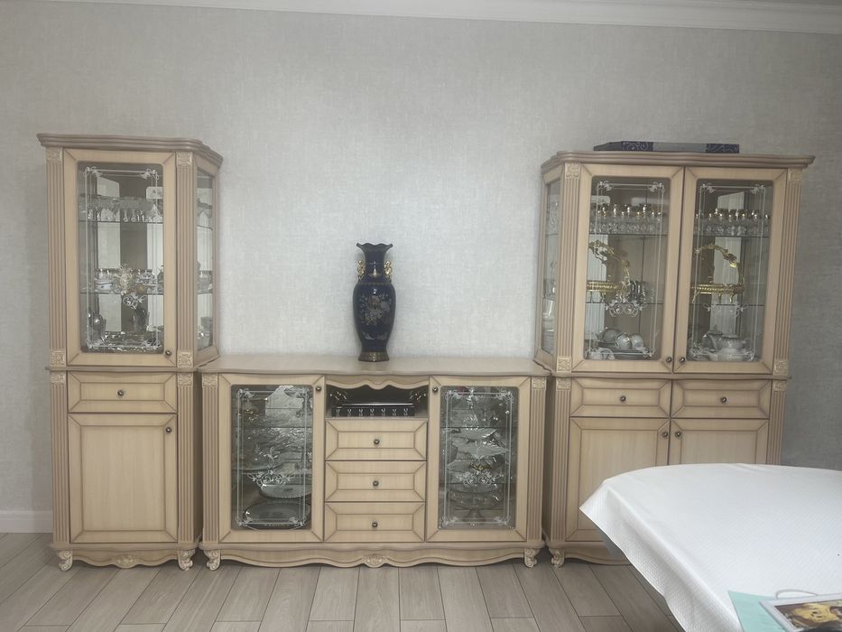 Продам гостиный сервант