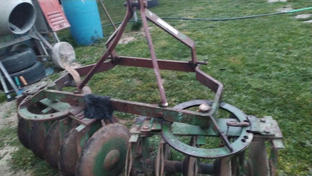 Disc agricol cu ridicare in tiranți