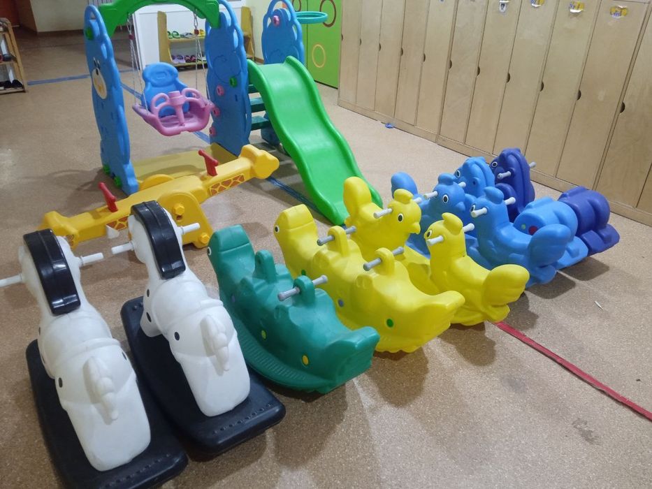 Детские качели из прочного пластика