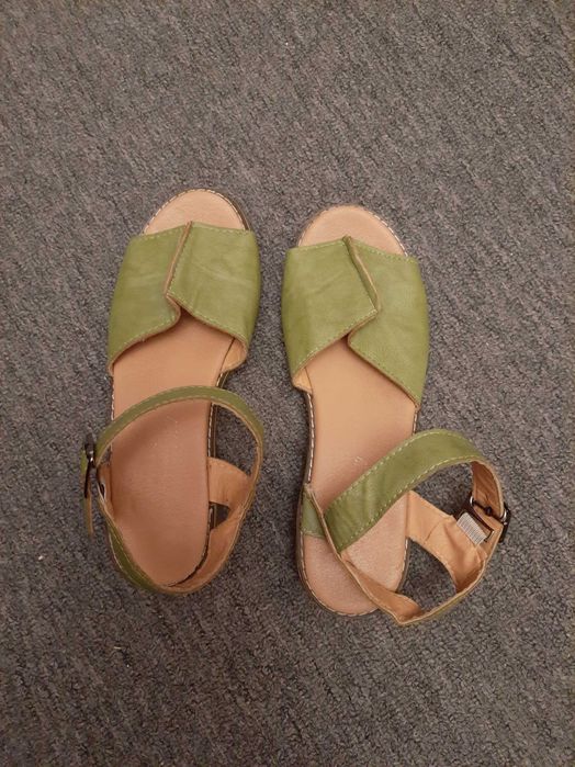 Продам женские б/у босоножки