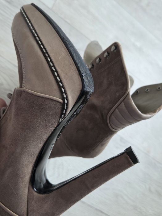 Продам фирменные ботинки