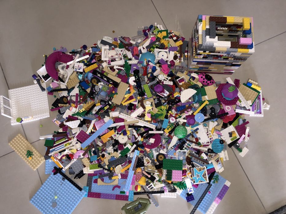 Set piese Lego original, estimez ca sunt cateva sute de piese (provin de la cca. 15 Lego-uri)