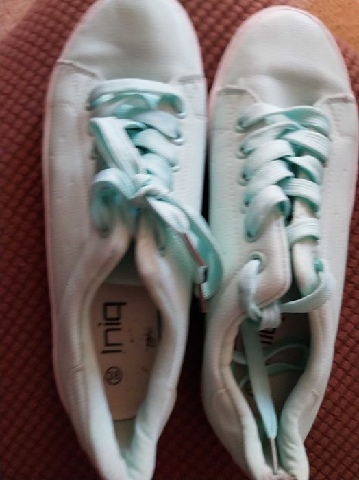 Летни обувчици в цвят мента.
