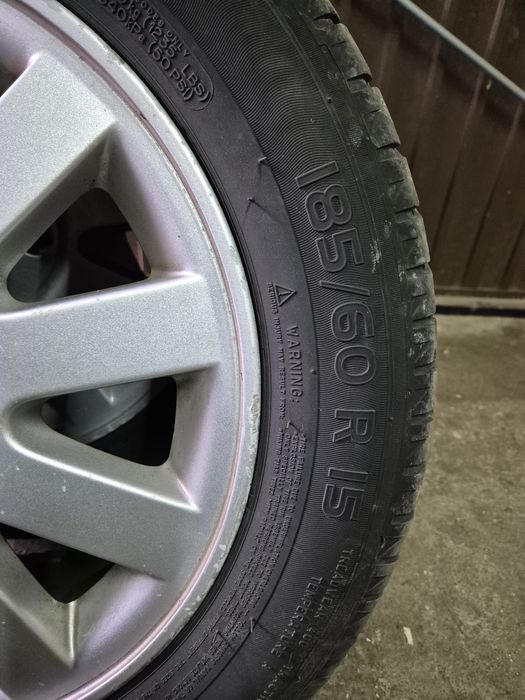 Vand jante aliaj de 15 Renault Megane cu anvelope de vara,