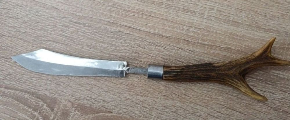 Cuțit cu maner din corn de cerb