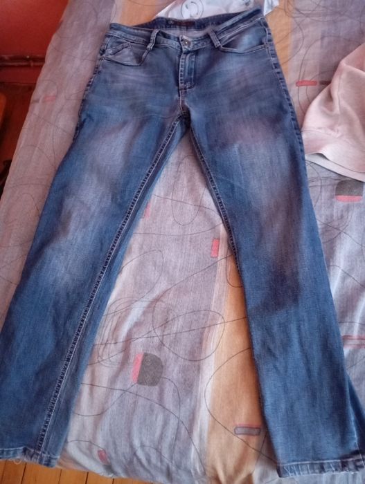 Мъжки дънки за носене.