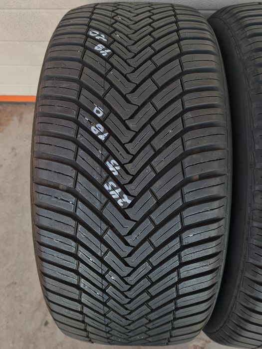 Всесезонни гуми 2 броя CONTINENTAL AllSeasonContact 245 45 R18 дот 4920