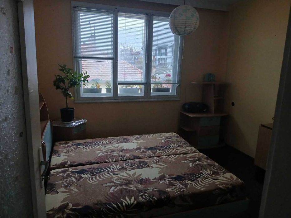 Четиристаен тухлен апартамент с гараж, таванско помещение и дворно място в централната част на Шумен