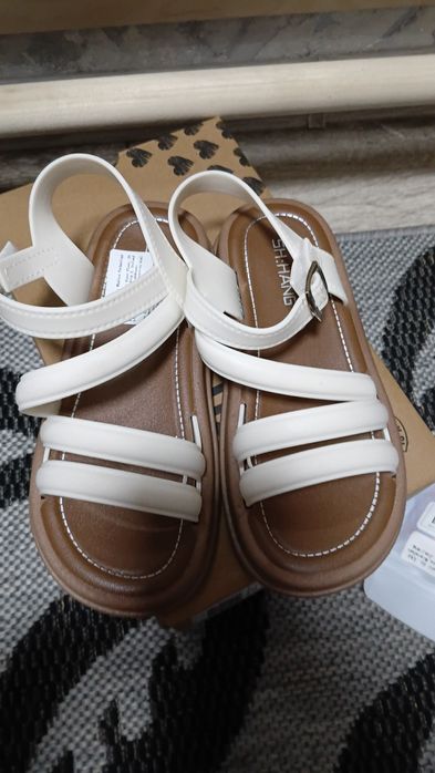 Новые сандали на девочку