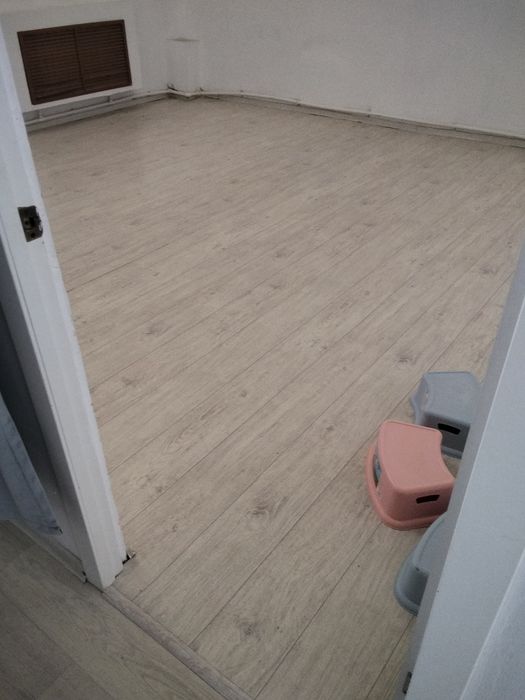 Продам линолеум двери и ламинат