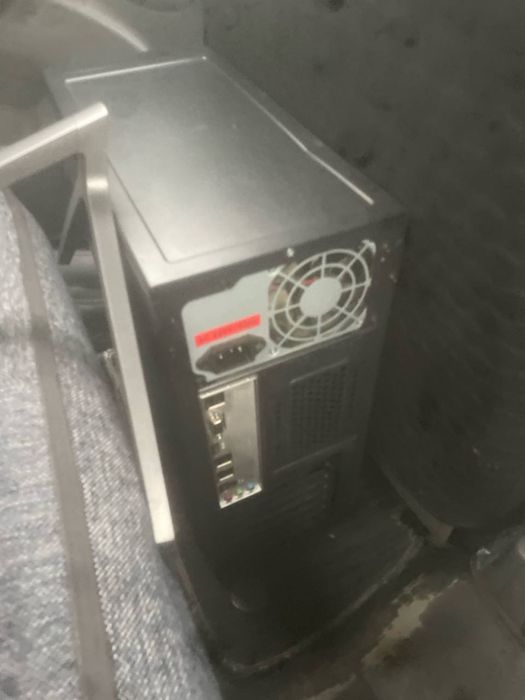 Стол кресло и компьютер