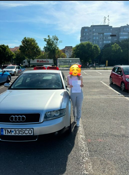 Instructor auto femeie