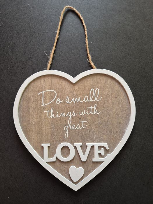 Inimă decorativă din lemn suspendată
