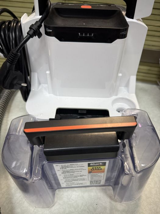 Преносима прахосмукачка за килими и тапицерии Shark StainStriker