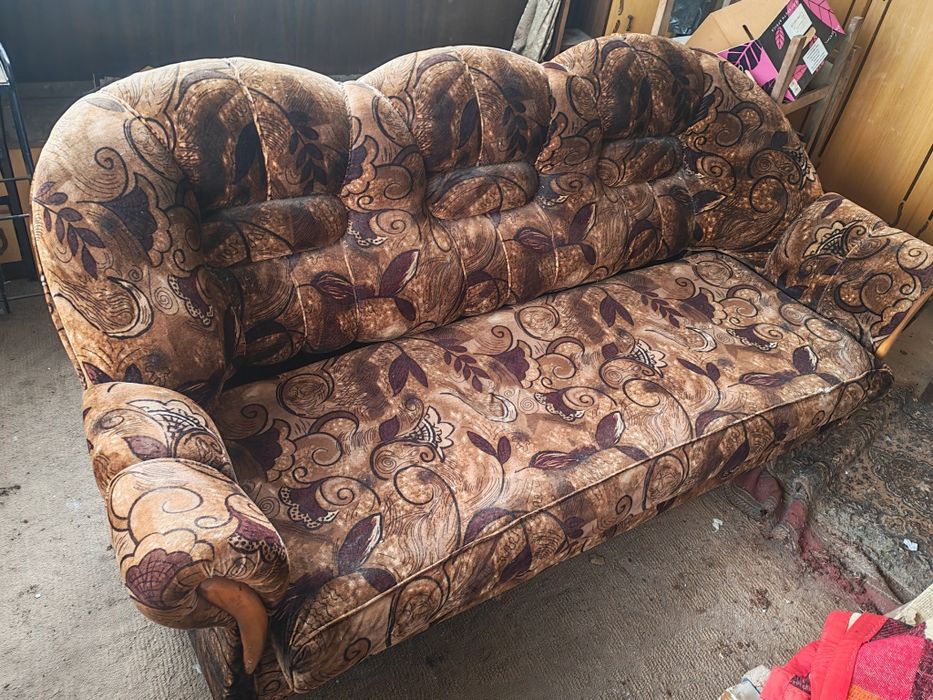 Подарявам диван запазен