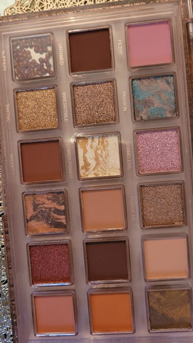 Paletă de farduri cu 18 culori pigmentate