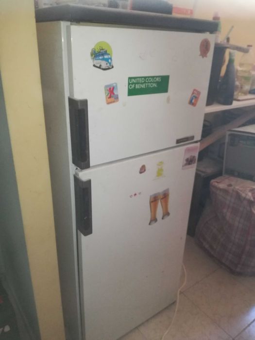 Работещ хладилник с отделна горна камера