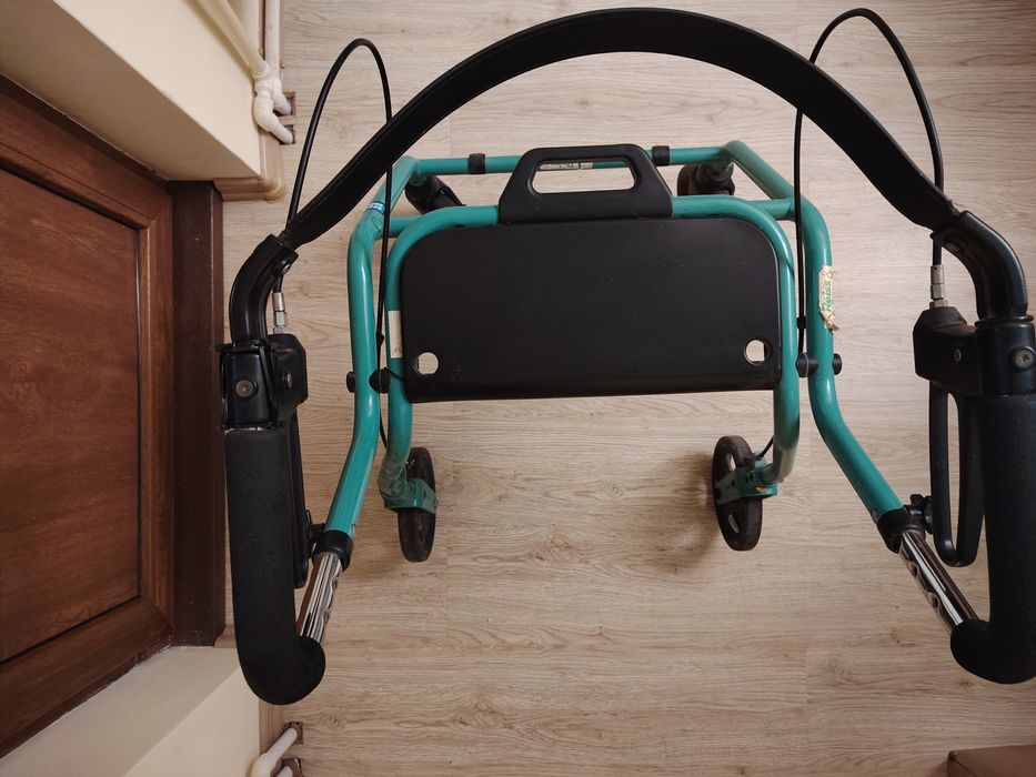 Vand scaun cu rotii pt persoane cu nevoi speciale