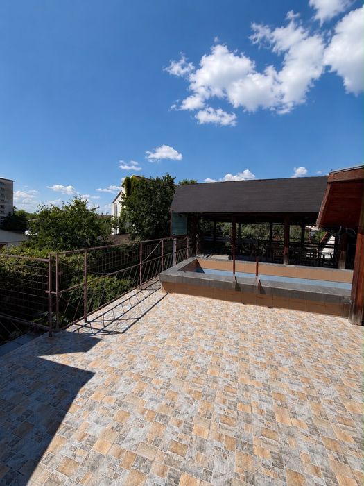 Vila cu 6 camere, 5 bai, curte generoasa, piscina, pivnita, pod, zona linistita a Lugojului