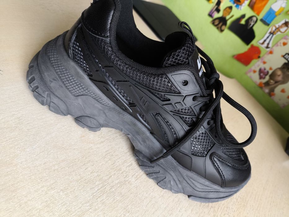 Продаю летние кроссовки